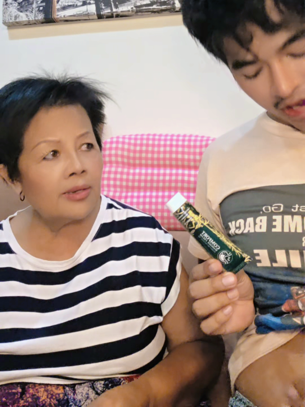 วันนี้ขอมาแนะนำของดี เจลทานวด ของ Dr.yutitan ที่ช่วยเรื่องกระเพาะและลำไส้เลย! 🤩  ที่เป็นสมุนไพรนะทุกคน แต่ขอบอกก่อนว่าไม่ใช่ยารักษานะ แค่ช่วยบรรเทาอาการปวด เจ็บ จุกเสียดต่างๆ เท่านั้นเอง 🌿 ใครที่มีปัญหาเกี่ยวกับกระเพาะบ่อยๆ ต้องลองเลยนะ 😋 ช่วยให้อาการต่างๆ ลดลงได้เยอะเลยค่ะ 👍 ผลลัพธ์ขึ้นอยู่แล้วแต่บุคคล #สมุนไพรดีบอกต่อ #เรื่องกระเพาะต้องมี #ชีวิตดี๊ดี #massagecream #comfort 