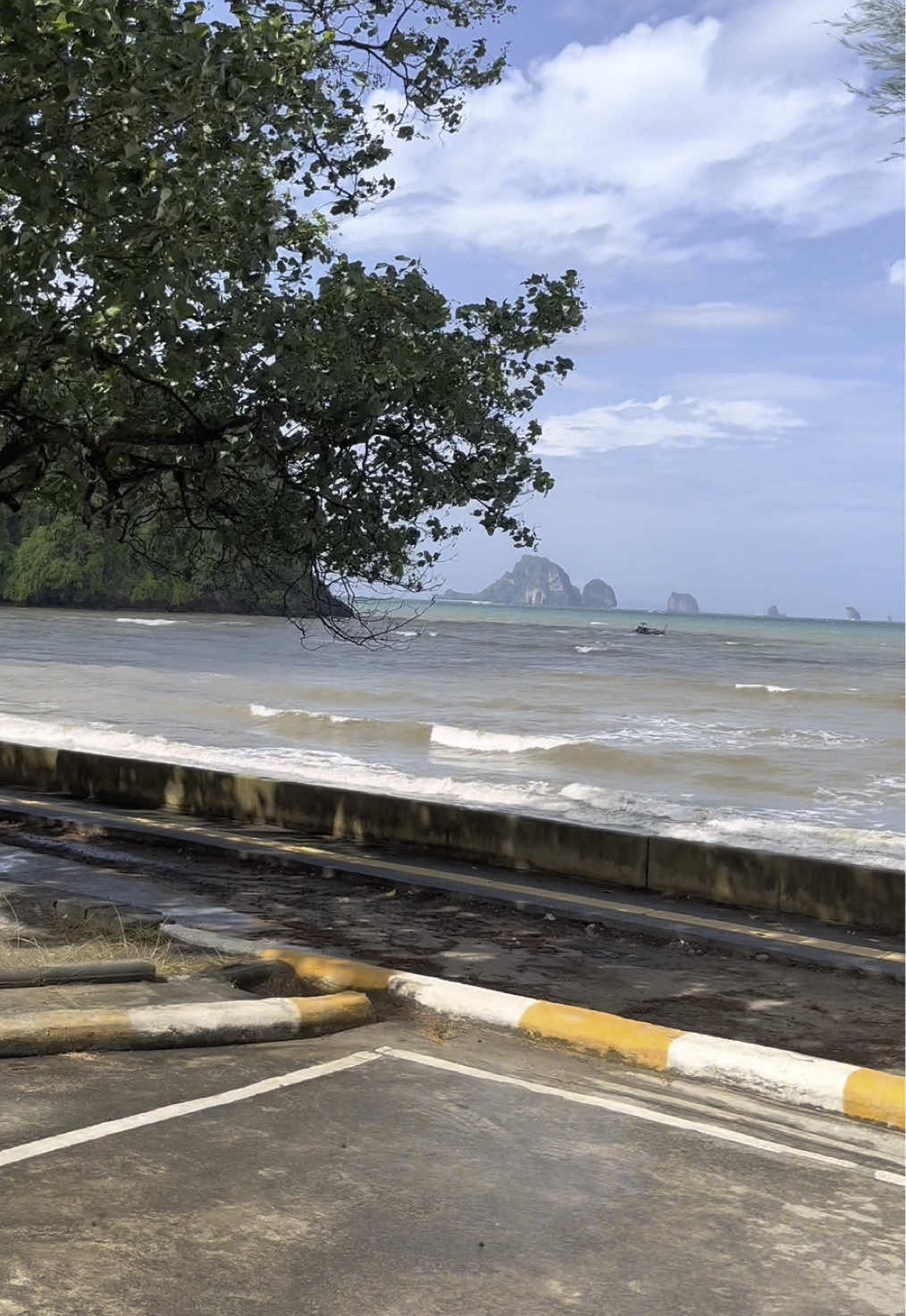 Cuaca tak bagi chance, laut bergelora. Kami pun healing tepi pantai jela..sambil kunyah roti 7E 🥲