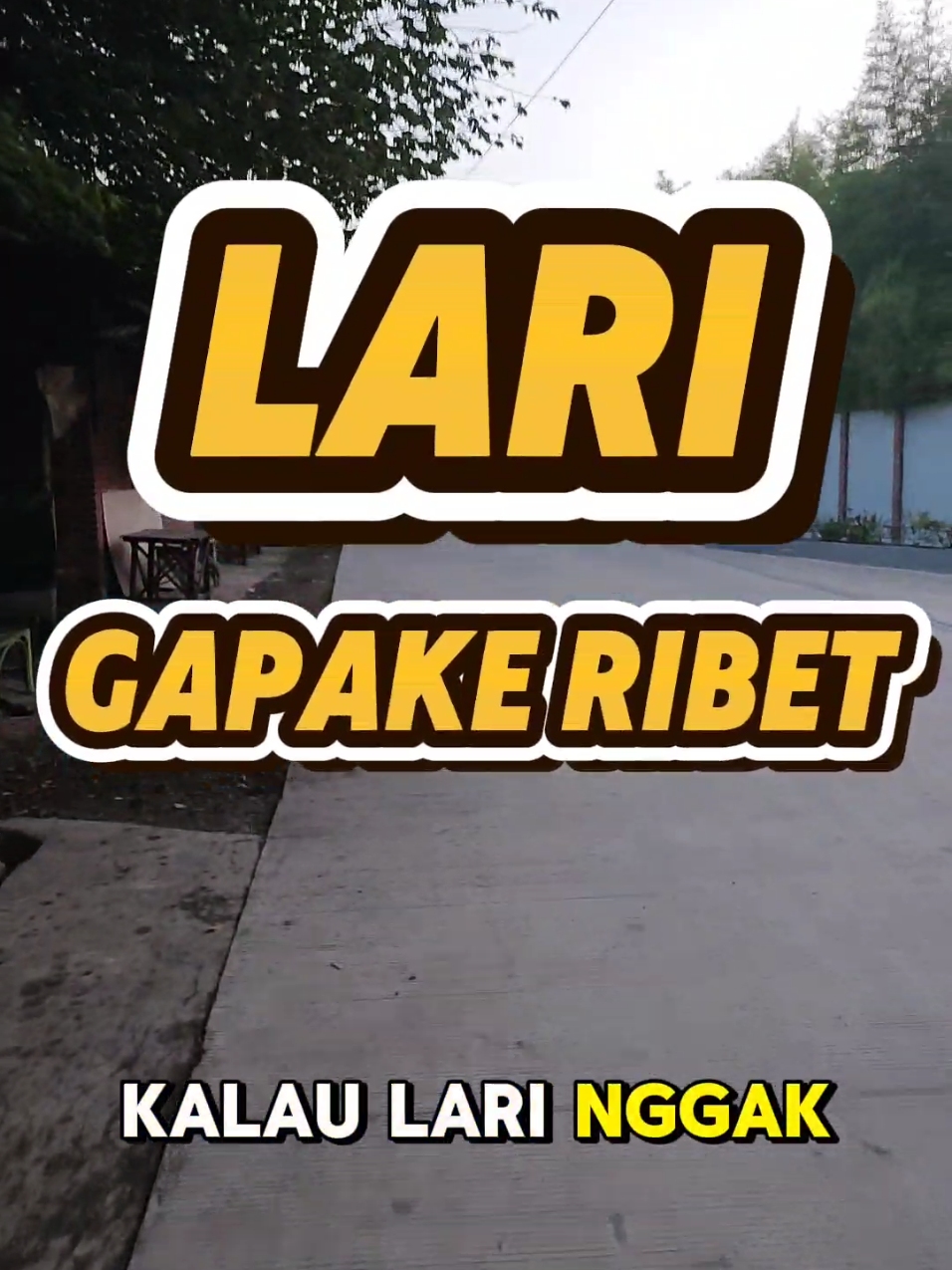Lari mah lari aja, ribet amat liatin jam kaya orang sibuk, malu ama tetangga yang tiap hari jam 7 masih koloran 🤕. sepatu gaada nyeker aja lebih sehat tapak bumi kok canda bre jangan dibawa hati haha #run #coros #funny 