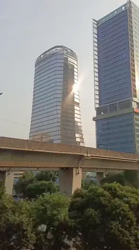 Senja di langit Jakarta 🥰 dengan ngopi di Family Mart🥰 #jakarta #familymart #jalanjalan 