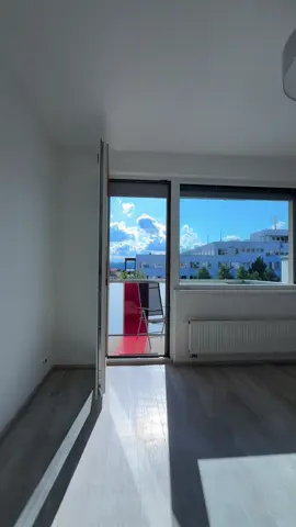 🏙️ Výhled na Prahu z vlastního balkonu? ANO! Moderní 2+kk v Modřanech na Praze 4 právě k pronájmu! 🙌 ✨ 49 m² pohodlí 🛏️ 2 neprůchozí pokoje 🛋️ Skvělá dispozice 🛁 Koupelna s vanou + podlahové topení 🧺 Pračka, myčka, indukce, vestavěné skříně 🚗 Garážové stání + sklep 🪟 Předokenní žaluzie na dálkové ovládání 📍Klidná lokalita kousek od přírody i města 🔑 Volné IHNED #pronajembytu #modrany #realitnipraha #bytpraha #realitypraha #reelsbytu