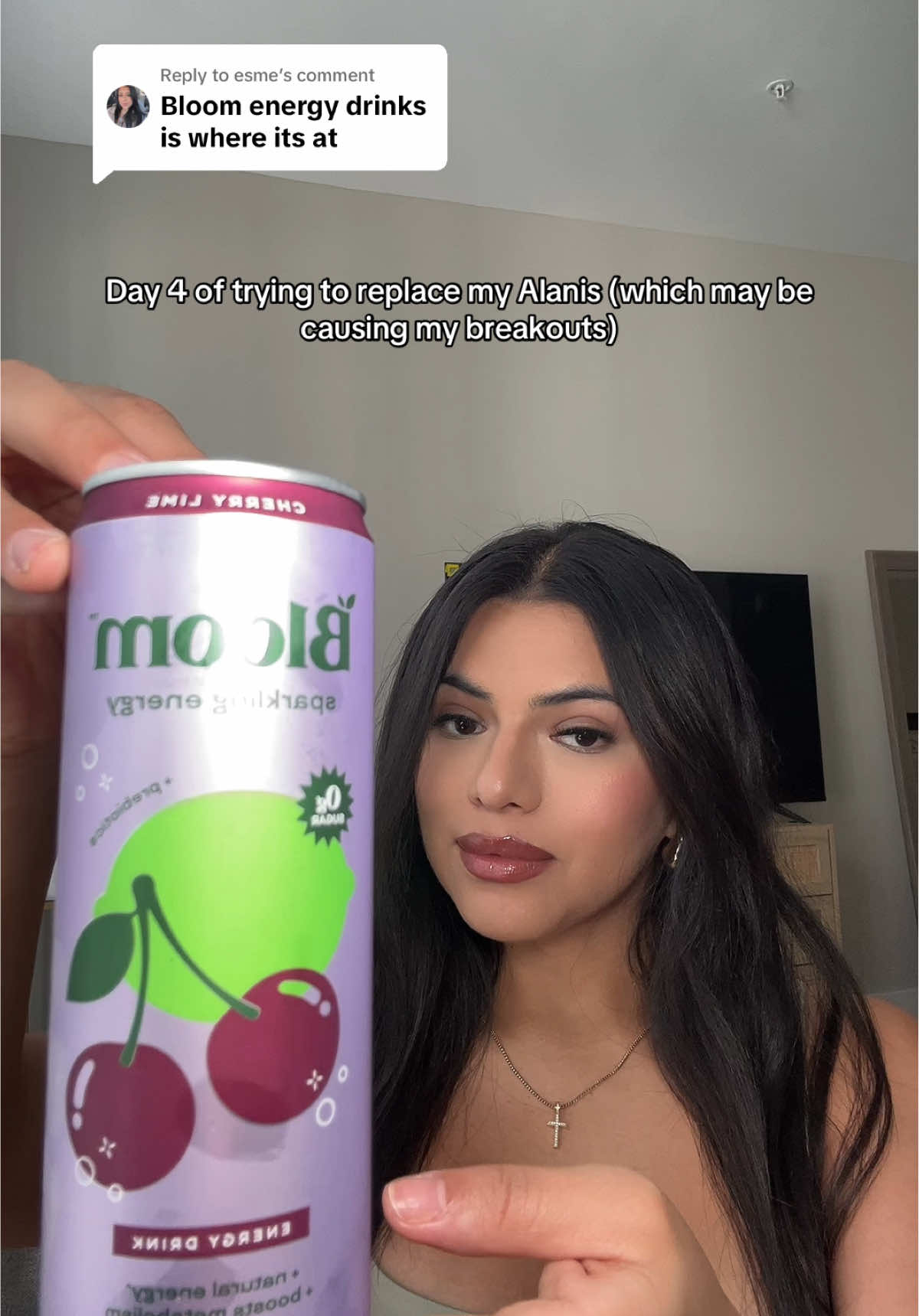 Replying to @esme Day 5 of trying to replace my Alani’s (since they might be the reason behind my breakouts) and I finally tried Bloom energy drinks—these came highly recommended and they did not disappoint. Super refreshing, with a ton of flavor options, and packed with extra benefits: natural caffeine, prebiotic fiber, apple cider vinegar, B vitamins, and metabolism support. No crash, no acne triggering ingredients—these are officially staying in my rotation. Thank you to the girlies who put me on 💖 @Bloom Nutrition #energydrinks #bloomnutrition #acneproneskin #acnesafe #giftedbybloom #latinacontentcreator 