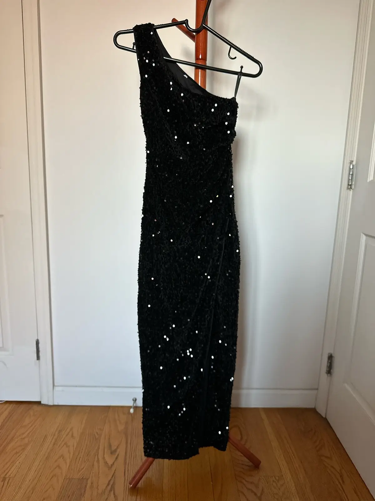 Hey guys! I’m moving out, so I’m cleaning out my closet. Everything is under $30, and most items are brand new. Check out my Depop shop: @melinamo26 #fyp #depop #depopseller #viral @Depop 
