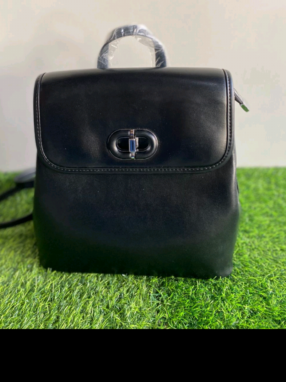 Mochilita de cuero disponible  Precio: 180.000gs Envíos a todo el país 🇵🇾 