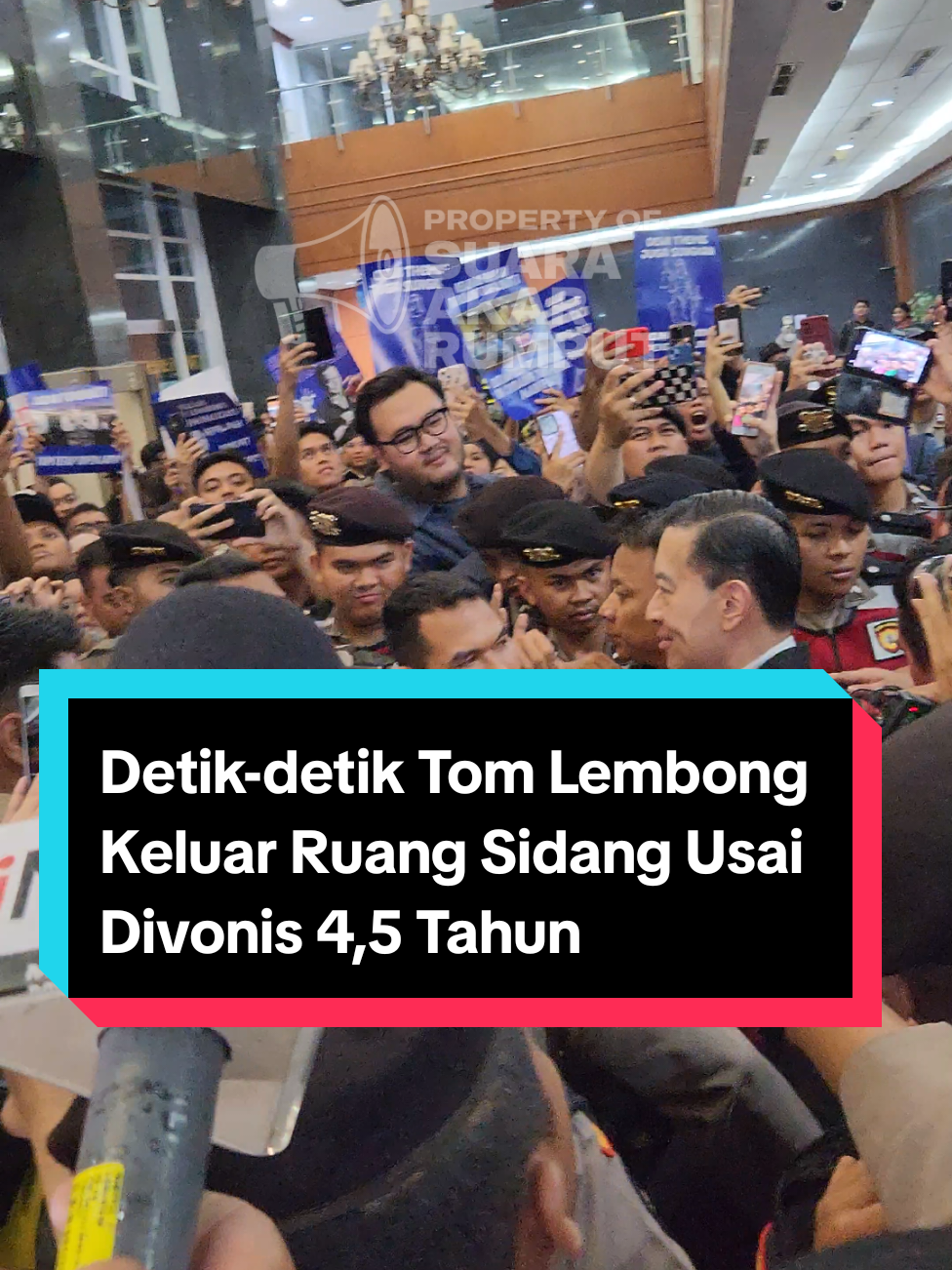 Tom Lembong melangkah keluar dari ruang sidang Pengadilan Negeri Jakarta Pusat usai divonis 4,5 tahun penjara oleh majelis hakim. Sejak siang, ratusan pendukung dan wartawan telah menanti di luar ruang sidang. Saat Tom muncul, teriakan “Free Tom Lembong!” menggema, mengiringi langkahnya menuju kerumunan media untuk memberikan pernyataan. #tomlembong #vonistomlembong #korupsi #imporgula #aniesbaswedan #fyp #viral 