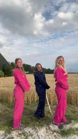 🎀🎀🎀🎀🎀🎀🎀 @gwen @femkevangilstxx @Minka|Hair- Fashion- Farm life #trend #trending #trendingvideo #viral #viralvideos #dance #biesboschboertjes #farmlife #farmgirls #overalls #rozeoveral #pink #besties #boerinnen #friends #tarwe #graan #mooiweer #fy #foryou #foryoupage #fypviralシ 