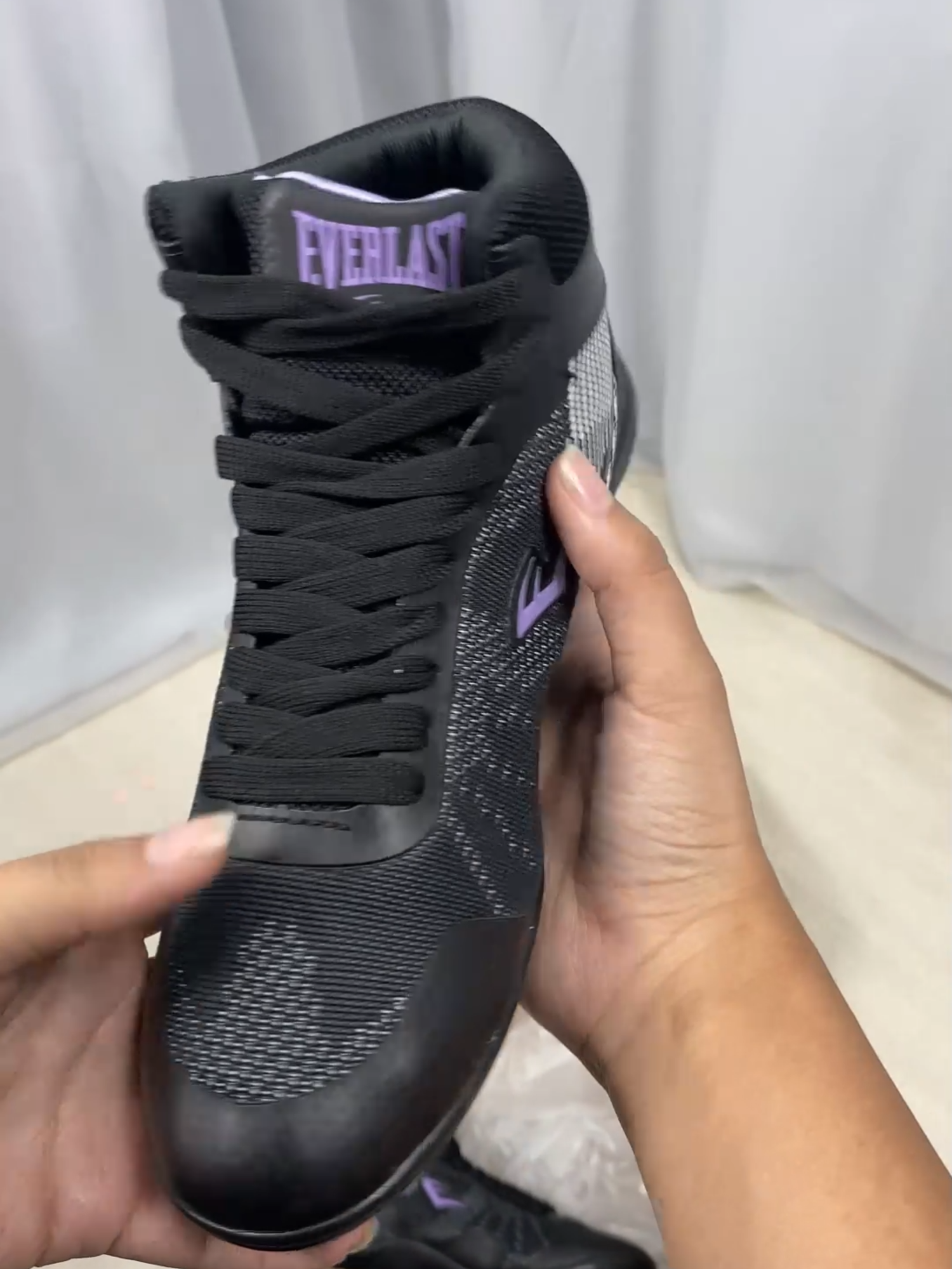 Treino com estilo? 💪 Esse tênis da Everlast tá simplesmente PERFEITO! Preto e roxo = combinação de respeito 😍🔥 #everlast #Forceknit5 #LookFitness #EstiloNaAcademia #ModaEsportivaFeminina #EverlastOriginal #TenisPretoERoxo #TreinoComEstilo #FitnessGirl #DripNaAcademia #fyp #foryou #foryoupage #fy #fyppppppppppppppppppppppp
