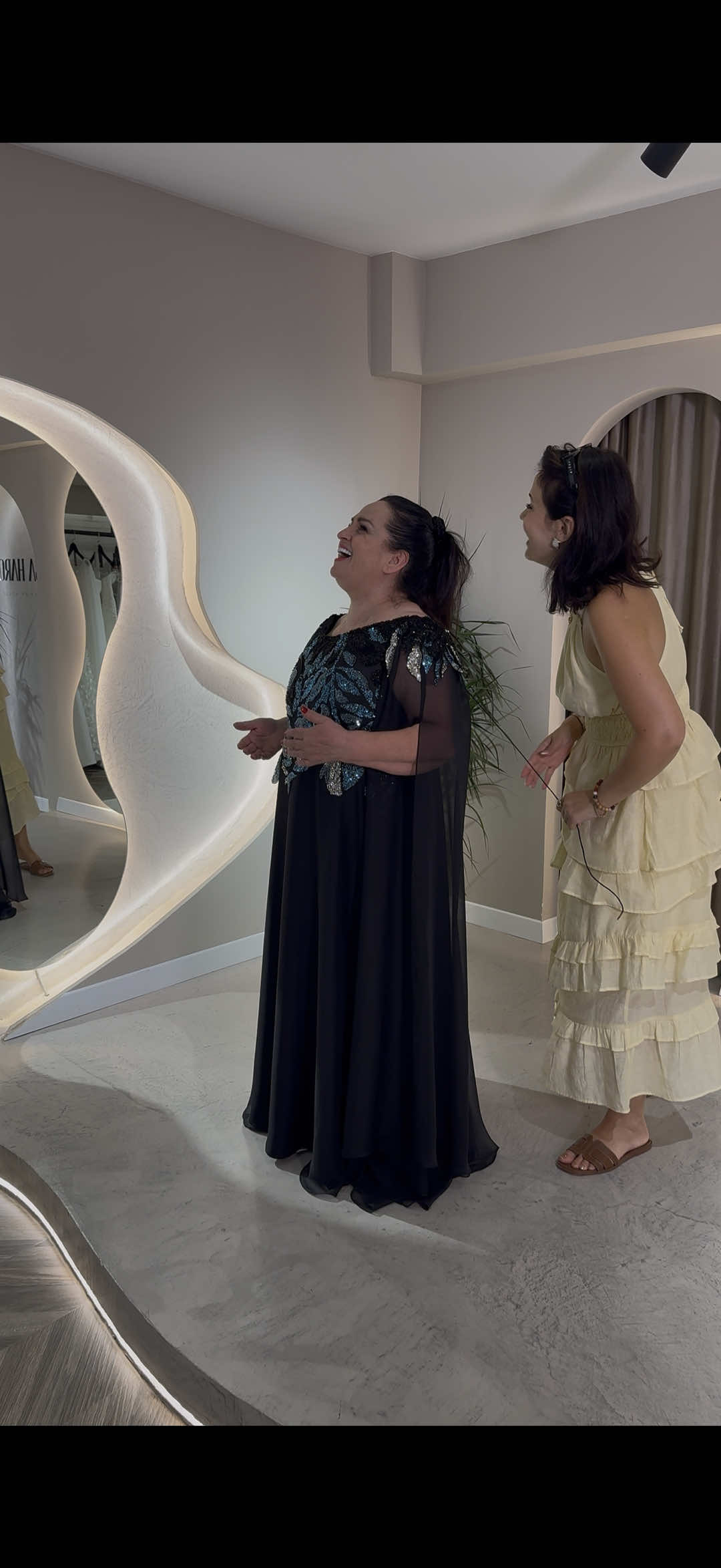 Duhej ta benim dhe kte...😅 Ndryshe nuk quhet!  @fatmirabrecaniofficial  #anisaharoku #hautecouture #dada #fatmirabrecani #aegjete #luxurydress 