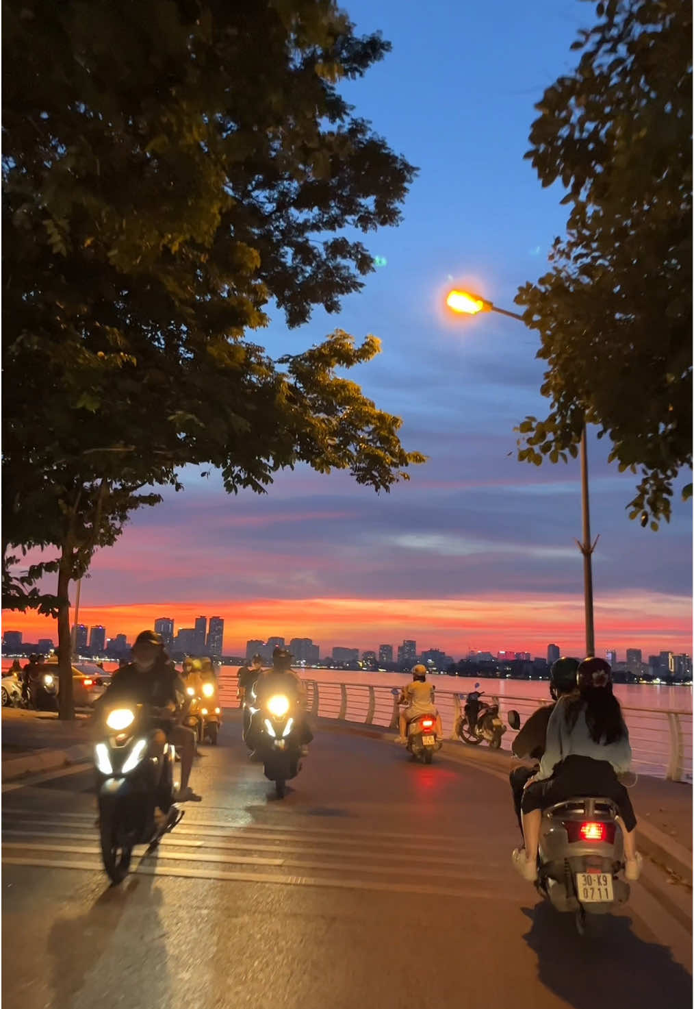 hoàng hôn Hồ Tây không làm chúng ta thất vọng đâu #dizhxuan #hoanghon #hotay #sunset #hanoi #westlake #chill 
