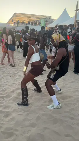 Zenzele, ça se danse à deux… Fallait juste trouver la bonne partenaire 🔥💃🏾 #ZenzeleChallenge #AfroNation #AmapianoVibes #DanseAfro @Tara @Afro Nation 