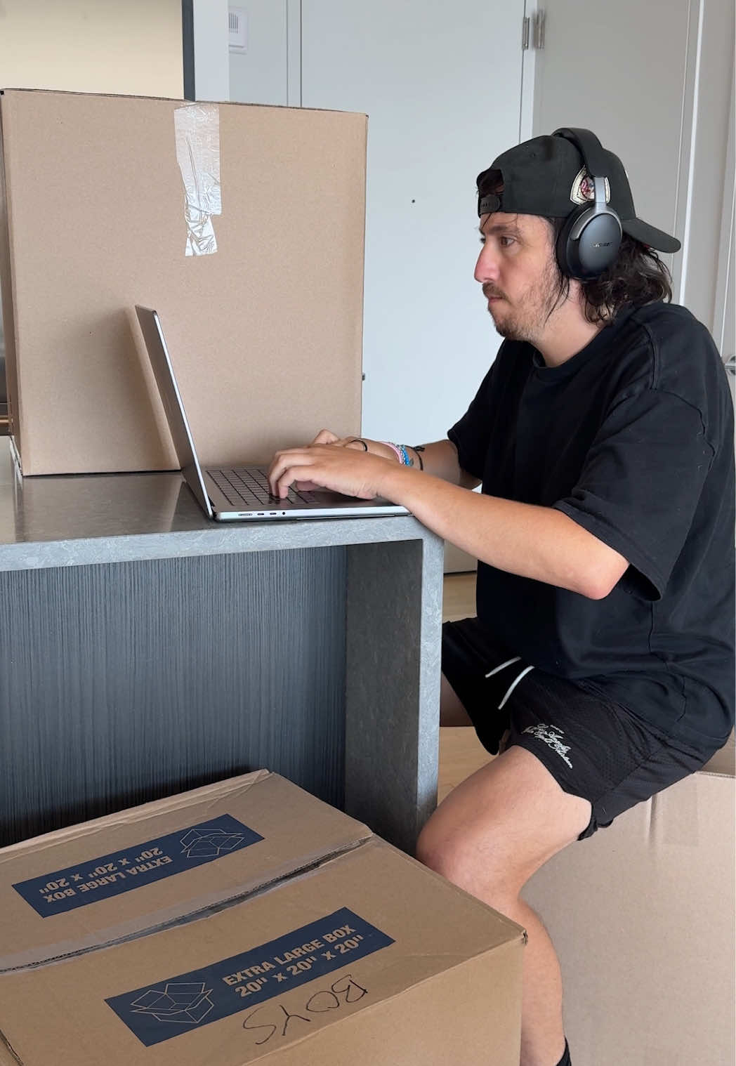 I JUST MOVED INTO MY DREAM APARTMENT! I still have so much unpacking to do but at least my WiFi is connected thanks to @Spectrum for making unpacking SOOO much more enjoyable! #SpectrumPartner