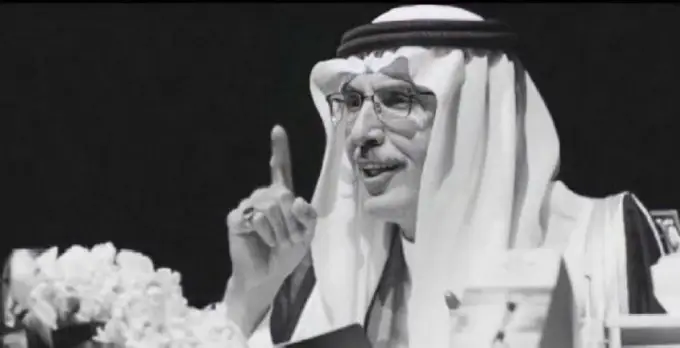 أنا سمعت اسمك، أو اسمٍ مثل اسمك ولما التفت، أشوف… كانت عيوني خوف لا يكون أحد غيرك، وسط الزحام اسمك مديت كفي لك، وما أحد مسك الكفوف لمحتك، بس الزحام بيني وبينك ناس ودموعي، وانفاسي تعاندني حاولت أقرب، وكان السلام يكفيني بس الزمان قسى، حتى السلام خلاني أنا سمعت اسمك في عزّ نسياني صوتٍ ندهني، صحاني من أوهامي رجّعني لحلمي، لعمري، لأزماني رجّعني لشخصٍ ما له أحد ثاني كله ظما وأمال، ويشكي عليك الحال من طول ذا الترحال… ما له أحد غير #عَيْنٌ #fyp #foryou #explore #هواجيس #اكبسلور #بدر_عبدالمحسن #سمعت_اسمك 