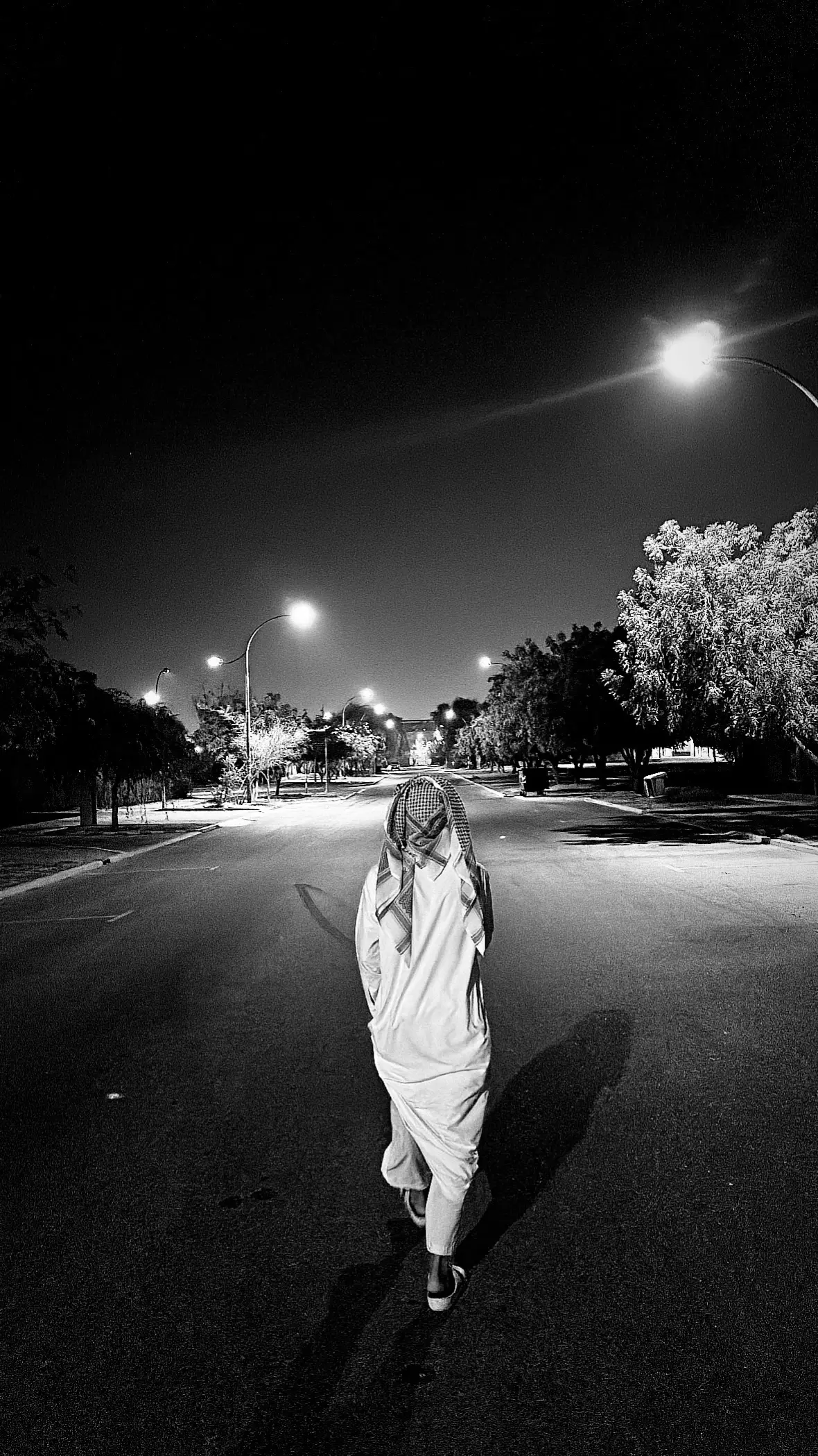 والله مدري والمصييبه حناا اني... مدري وش اللي في غرامه بلاني .. راحت بي الذكرى مع أيام لقياه واليوم أشوفه لجل غيري رماني .. نسى عيونه اللي تعذب لدنياه والله مادري والمصيبه حناني .. قلب يحبه عزم اليوم فرقاه أبيه يذكر وش خذا من زماني .. ضحيت من شانه أدور على رضاه واليوم كانه عقب هجره نساني .. عز اللّٰه أني قلتها اليوم بنساه لاصوره تبقى ولاله مكاني .. بنسى عيونه اللي له المر ذقناه#اهواجيس 