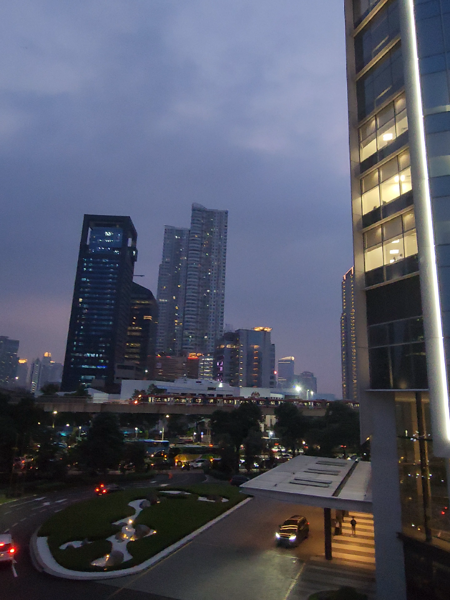 Jakarta city light 🌃 #trinitytower #trinitytowerjakarta #spotfotojakarta #sunset #sunsetview #citylightview 