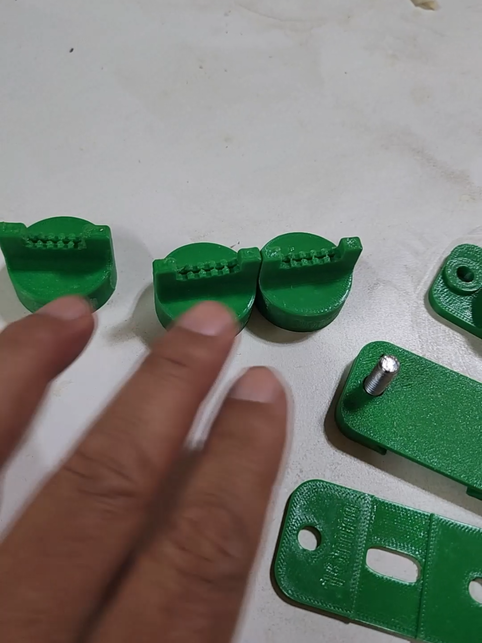 Continuando con la fabricación del mueble y la colocación de cubrecanto con los aplicadores. #impresion #3d #tapacanto #cubrecanto #edgebanding #mdf #melamina
