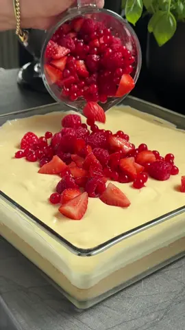 🍓(für ein 29×29 cm oder 30x40 cm wird etwas flacher) ⸻ Boden: 4 Eier (Größe M) 180 g Zucker 150 ml Öl (z. B. Sonnenblumenöl) 180 ml Sprudelwasser 300 g Mehl 1 Päckchen Backpulver (15 g) 30 g Speisestärke (ca. 2,5 EL) 1 TL Vanilleextrakt oder etwas Zitronenabrieb Zubereitung: Den Backofen auf 170 °C Ober-/Unterhitze vorheizen. Eier mit dem Zucker hell cremig aufschlagen. Öl und Sprudelwasser zugeben und kurz weiterrühren. Mehl, Backpulver und Speisestärke mischen und vorsichtig unterheben. Den Teig in eine gefettete oder mit Backpapier belegte 29×29 cm Form geben und ca. 25 Minuten backen (Stäbchenprobe!). Anschließend vollständig abkühlen lassen. ⸻ Vanille-Schmand-Creme: 2 Päckchen Vanillepuddingpulver 600 ml Milch (zum Aufkochen) 100 ml Milch (zum Anrühren des Puddingpulvers) 7 EL Zucker (die Menge ist optimal ist nicht zu süß) 1 TL Vanilleextrakt 300 g Schmand Optional Frischkäse Zubereitung: Puddingpulver mit Zucker und 100 ml Milch glatt rühren. Die 600 ml Milch in einem Topf aufkochen. Vom Herd nehmen, die Puddingmischung einrühren und unter Rühren erneut kurz aufkochen, bis der Pudding andickt. Leicht abkühlen lassen, dann Vanilleextrakt unterrühren. Anschließend den Schmand einrühren, bis eine glatte Creme entsteht. Die Creme gleichmäßig auf dem abgekühlten Boden verteilen. Kurz warten, bis sich eine stabile Oberfläche bildet. ⸻ 🍓 Belag: Früchte nach Wahl (z. B. Erdbeeren, Himbeeren, Preiselbeeren) 2 Päckchen klarer Tortenguss 500 ml Wasser oder Fruchtsaft 4 EL Zucker Zubereitung: Die Früchte waschen, ggf. klein schneiden und auf der Creme verteilen. Tortenguss nach Packungsanleitung mit Zucker und Flüssigkeit zubereiten und heiß gleichmäßig über die Früchte gießen. Den Kuchen vollständig auskühlen lassen und mindestens 2–3 Stunden kaltstellen, damit alles gut fest wird. #ikosun_kitchen #fyp #instagood #yummyfood #kuchen #sommer 