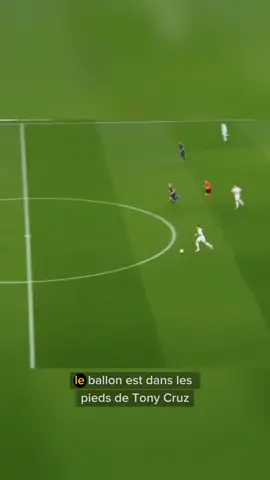 Cette action est une leçon de foot… Kroos voit tout avant tout le monde 🧠⚽  #TactiqueFoot #RealMadrid #tonikroos #but #ronaldo #pourtoi #fyp 