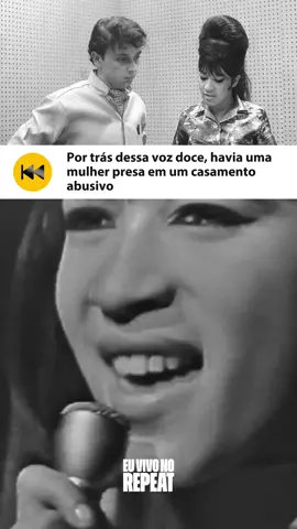 🎙️ “Be My Baby”, lançada em 1963 pelas Ronettes, é uma das músicas mais marcantes de todos os tempos. A voz inconfundível de Ronnie Spector e a produção grandiosa de Phil Spector fizeram esse hit atravessar gerações — e até brilhar em filmes como Dirty Dancing. 💔 Mas por trás do sucesso, Ronnie vivia um drama. Casada com Phil Spector, ela foi controlada por anos. Ele a impedia de sair de casa, tomar decisões e até mesmo cantar. Ronnie só conseguiu retomar sua vida depois de fugir desse relacionamento abusivo. Mesmo com tudo isso, sua voz continua sendo símbolo de força e emoção. Be My Baby é mais do que um hit: é um grito de liberdade de uma mulher que sobreviveu. #BeMyBaby #Ronettes #RonnieSpector #Anos60 #WallOfSound #DirtyDancing #ClassicHits #OldiesButGoldies #MusicaNostalgica #RetroMusic #FlashbackTotal #MusicaQueMarca #GirlGroups #PhilSpector #Anos80 #HitsEternos #CulturaPop #HinoDoAmor #MusicaRomantica
