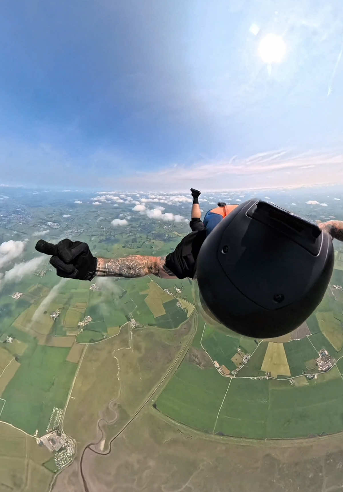 🖕🏽🖕🏽🖕🏽.  #skydiving #freefall #parachute #freeflying #skydive #parachutejump #insta360 #fast #jump #adrenaline #risk #fullsend #rush #fall #fun #sport #