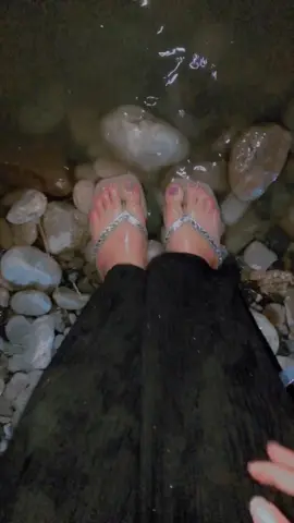 لێ گەرێ ئەوەی لە ناو دڵی منایە بە دێرێک ناوترێ🖤