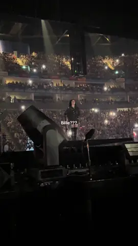 Billie was on something g else this night lol #billieeilish #hitmehardandsofttour #fyppppppppppppppppppppppp 