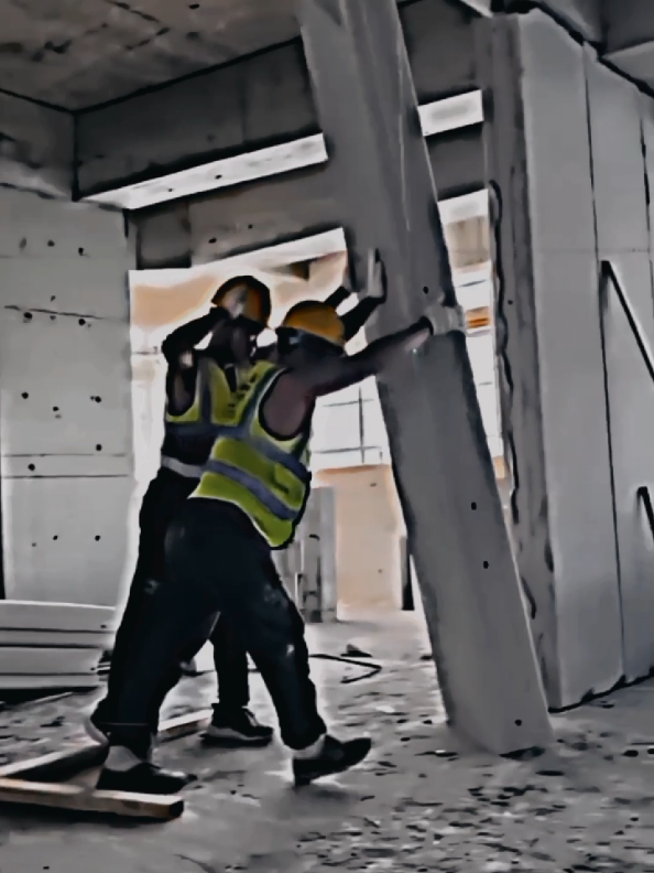 See how clever these two workers are at lifting these heavy columns.foryoupa #videoviral #vairal #xhtiktok #movie #kesfet #capcutedit #live #pov #capcutamor #fyp #intelligence #viral_video #rimex #tik_tok