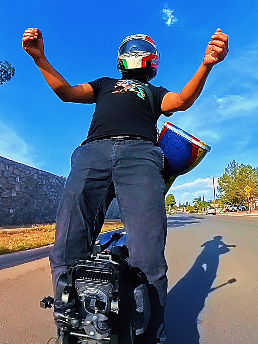 Es mejor el uniciclo. En la motocicleta no se puede tocar el djambe. #djambe #darey #frecuencia #unicicloelectrico #euc #v13 