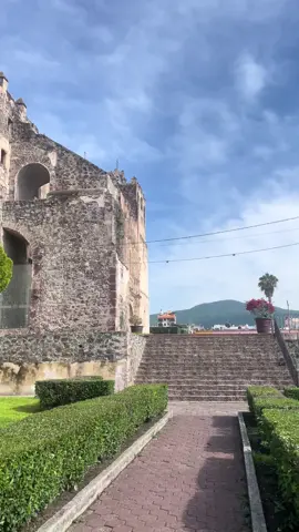 Los jardines del Ex Convento de San Agustín en Yuriria, Guanajuato, son el rincón perfecto para desconectarte y reconectar con lo esencial. Entre muros centenarios y vegetación tranquila, cada paso te lleva al pasado.   #Yuriria #GuanajuatoMágico #ExConventoDeSanAgustín #PueblosMágicos #ViajaPorMéxico #RinconesDeMéxico #TurismoCultural     