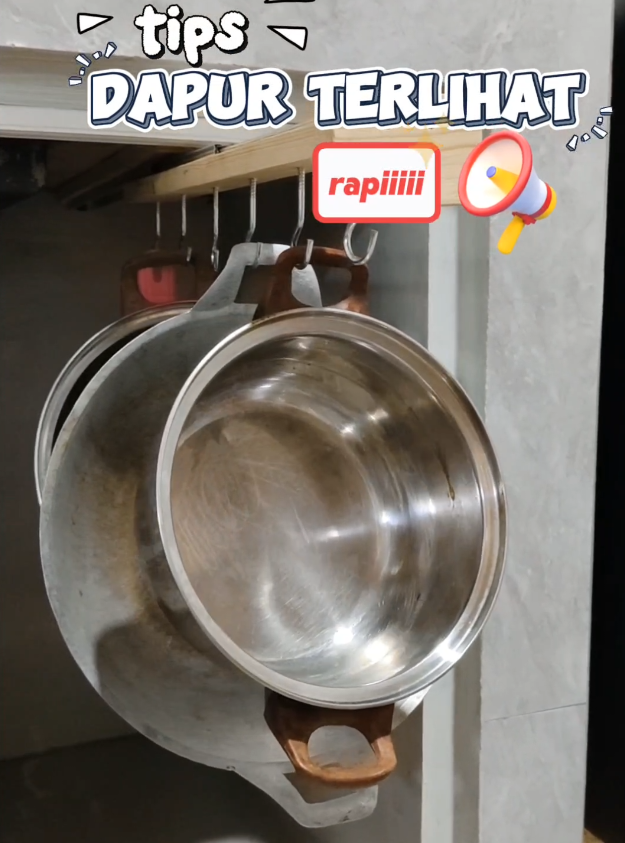 tips dapur terlihat rapi ya ini .. jgn biasain gantungin wajan dimana