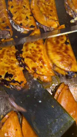 Una vueltita a estos tacos y que chilleeeeeee 🥵😮‍💨  Ven & Visítanos!  Atendemos las 24 HORAS 🚨 Estamos Ubicados en:  📍1201 S Ninth St     Philadelphia. PA. 19147 - 📱267 876 7187 - 📍1600 S Christopher Columbus Blv Philadelphia. PA. 19148  - 📱2676903537 🚚 Food Trucks  - 📍2511 S 24 St  -  Philadelphia. PA. 19145  - 📱2676907130 - 📍5327 Whitaker Ave  - Philadelphia. PA. 19124  - 📱2159656947 - 📍4867 Market St   - Philadelphia. PA. 19139  - 📱2159656947 #birriatacos #tacos #philadelphia #birriatray #quesabirria #bestinphilly #thebestinsouthphilly #birriaenfiladelfia #viral #mexicanfood #taqueria #24horas #redbirriatacos #Comidamexicanaenfiladelfia #Tacoscercademi #MexicanResturant