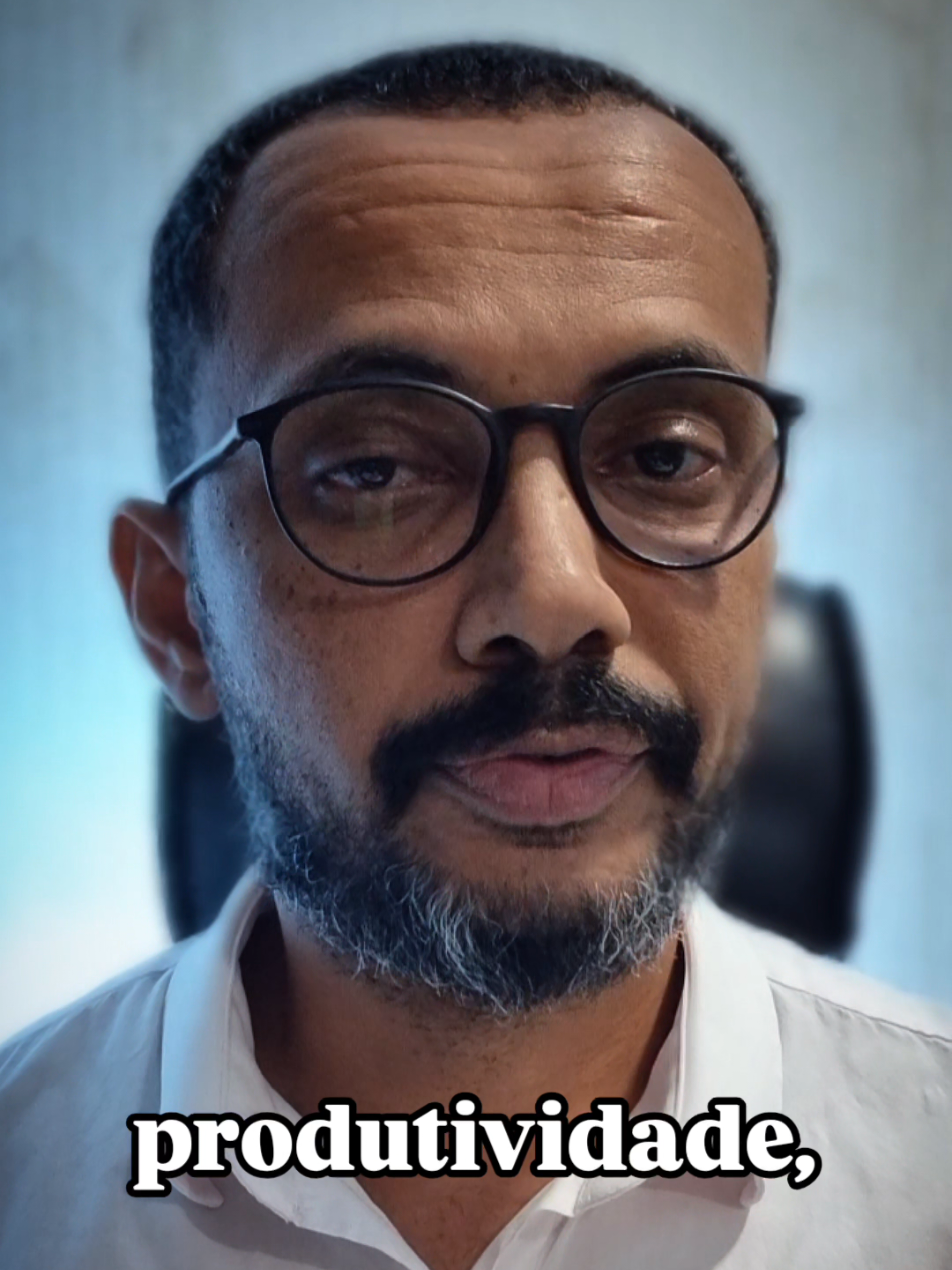 Você vive ocupado.
 Resolve tudo. Entrega tudo.
 Mas quando deita… sua mente continua gritando.
 
 Ficar produtivo virou o novo jeito de fugir.
 Mas a ansiedade não se engana fácil.
 Ela só se esconde até explodir.
 
 Se você tá no limite e não consegue parar,
 me chama.
 Talvez o que você precise agora não seja fazer mais.
 Mas finalmente respirar com segurança.
 
 Viva bem, sempre bem.
 
 #ansiedadeoculta #produtividadetoxica #renatolopes #equilibrioemocional #curaemocional #projetoSER