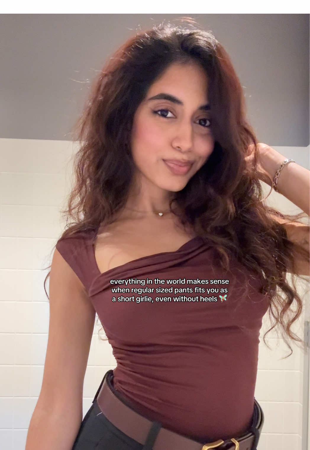 no likeee tysm @Aritzia for doing me good🕺🏻no need to HEM or take anything in THE WAIST HIII #aritzia #corporategirlies #naturalhair #petitefashion #browngirl #businesspants #shortgirproblems 