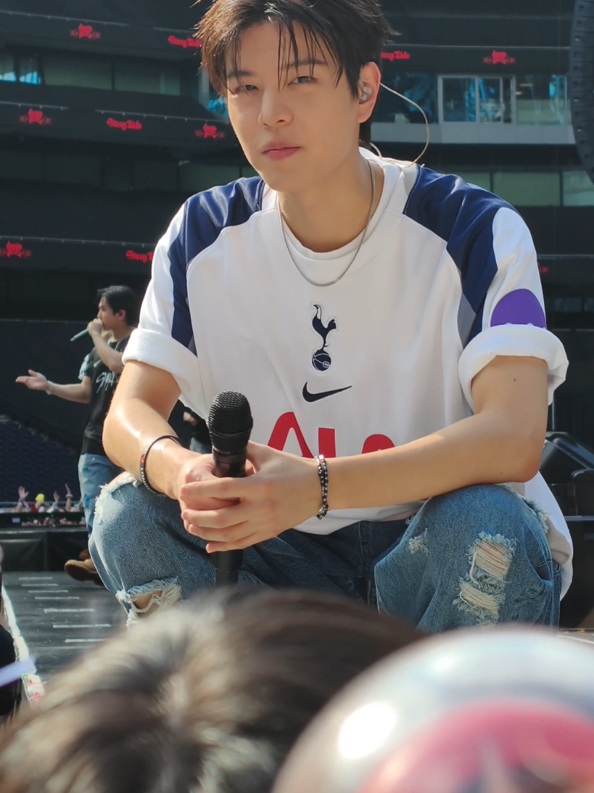 literally an angel i almost passed out from how beautiful he is #seungmin #straykids #skz #miroh #spurs 