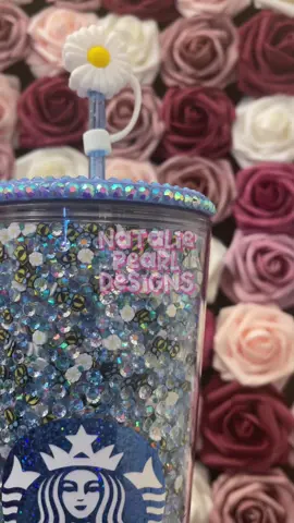 Bees and daisies rhinestone filled tumbler. Check out my website for more tumblers or create a custom one #starbuckstumbler #cutecup #tumbler #rhinestonetumbler #rhinestonefilledtumbler #cups #reusablecup #coldcup #coffeecup #matchacup 