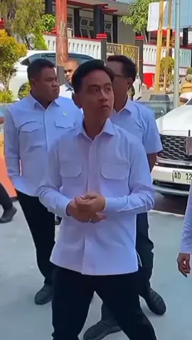 Mas Wapres Tinjau Sekolah Rakyat Sentra Terpadu Prof.Dr.Soeharso hari kemarin #gibranrakabuming #gibranrakabumingraka #pesonagibranrakabuming #pesonagibran #wapresgibran #wapres 