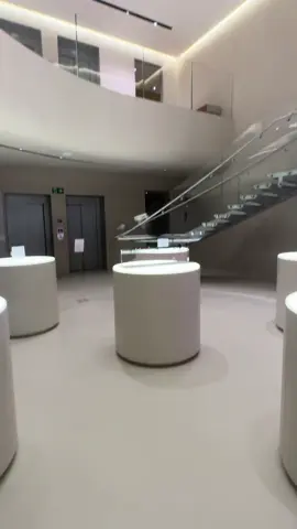 📍Ferrari store, a due passi dal duomo, per gli appassionati, dovete assolutamente andare! #ferrari #ferraristore #f1 #f1ferrari #carlossainz #charles #michelschumacher #car #f1car #scuderiaferrarif1 