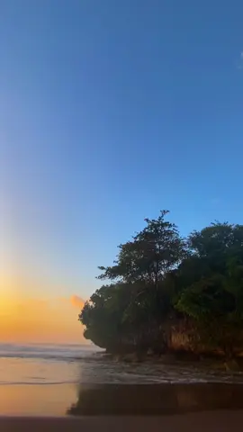 Gaskeunnnn bosku” liburan ke pantai madasari sambil ngecamp cuaca lagi bagus 😍🌅🥰🌊🦀🏖️ #madasaribeach #sewatendamadasari #vibespagihari #sunrise #fypシ゚viral #madasari #madasari 
