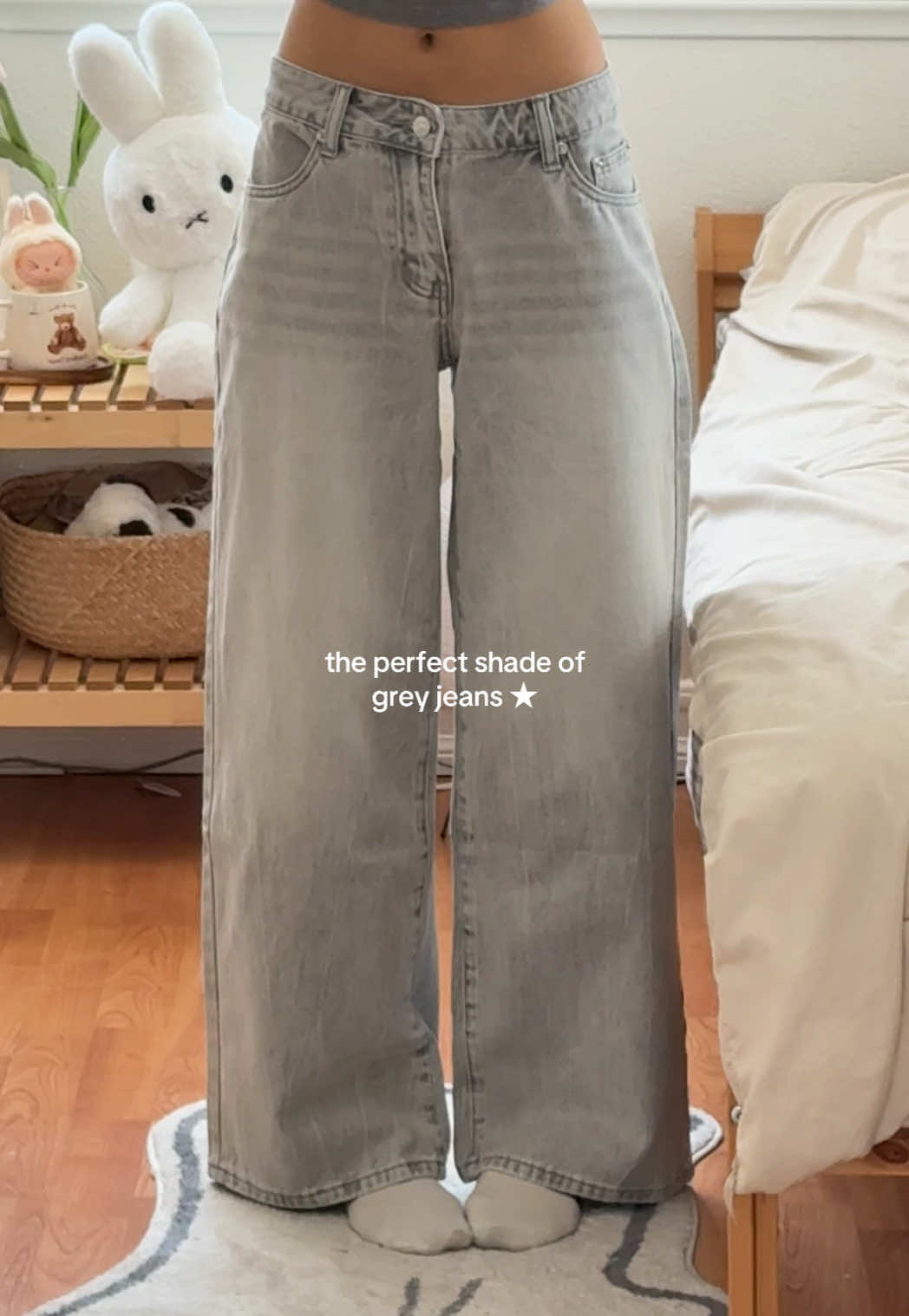 pants: petite magda low rise acid wash jeans from @Edikted 🤍  #edikted #ediktedjeans #lowrisejeans #greyjeans #acubi 