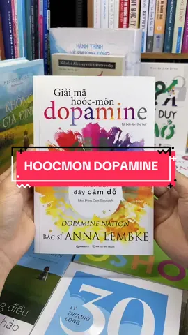 Giải Mã Hoocmon Dopamine – Bí mật đằng sau sự nghiện và cách làm chủ chính mình! Vì sao bạn nghiện mạng xã hội, cà phê, mua sắm, hay đơn giản là… trì hoãn? Trong “Giải Mã Hoocmon Dopamine”, TS. Anna Lembke – chuyên gia tâm thần học tại Đại học Stanford – sẽ dẫn bạn đi sâu vào cơ chế hoạt động của dopamine, loại hoocmon tưởng thưởng vừa giúp ta thăng hoa, vừa có thể đẩy ta vào vòng xoáy nghiện ngập. Bạn sẽ: 	•	Hiểu rõ cách dopamine điều khiển cảm xúc, hành vi và thói quen. 	•	Biết vì sao càng “được thưởng” thì ta càng cảm thấy trống rỗng. 	•	Có công cụ để giải phóng bản thân khỏi lối sống quá tải kích thích, tìm lại cân bằng và tự chủ. Đây là cuốn sách không chỉ để đọc, mà để hiểu mình – sửa mình – sống tỉnh táo hơn trong thế giới ngập dopamine. Đặt mua ngay “Giải Mã Hoocmon Dopamine” – Đọc để không bị cuộc sống hiện đại điều khiển não bộ bạn!#tiemsachbinhyen #sach #sachhay #BookTok #reading #giaimahoocmondopamine 