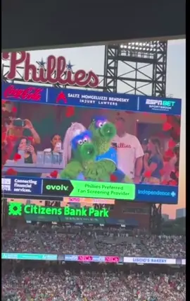 Phillies didn’t win but there was this! Lol! #coldplayconcert #cheaterbuster #philliesbaseball @Phillies @MLB @coldplay #margarita #friyay 