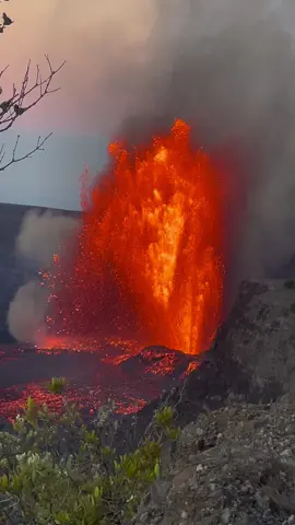 7 min clip of the eruption at kialuea on july 9 2025. this was episode 28! i got an awesome transitioning in there. plus views of the lava lake. the fountain of course and the plume! i short clip of me enjoying tbe volcano sunrise! #CapCut #fyp #foryou #volcano #hawaii #worldnews #lava #lavafountain #treehousechicks 