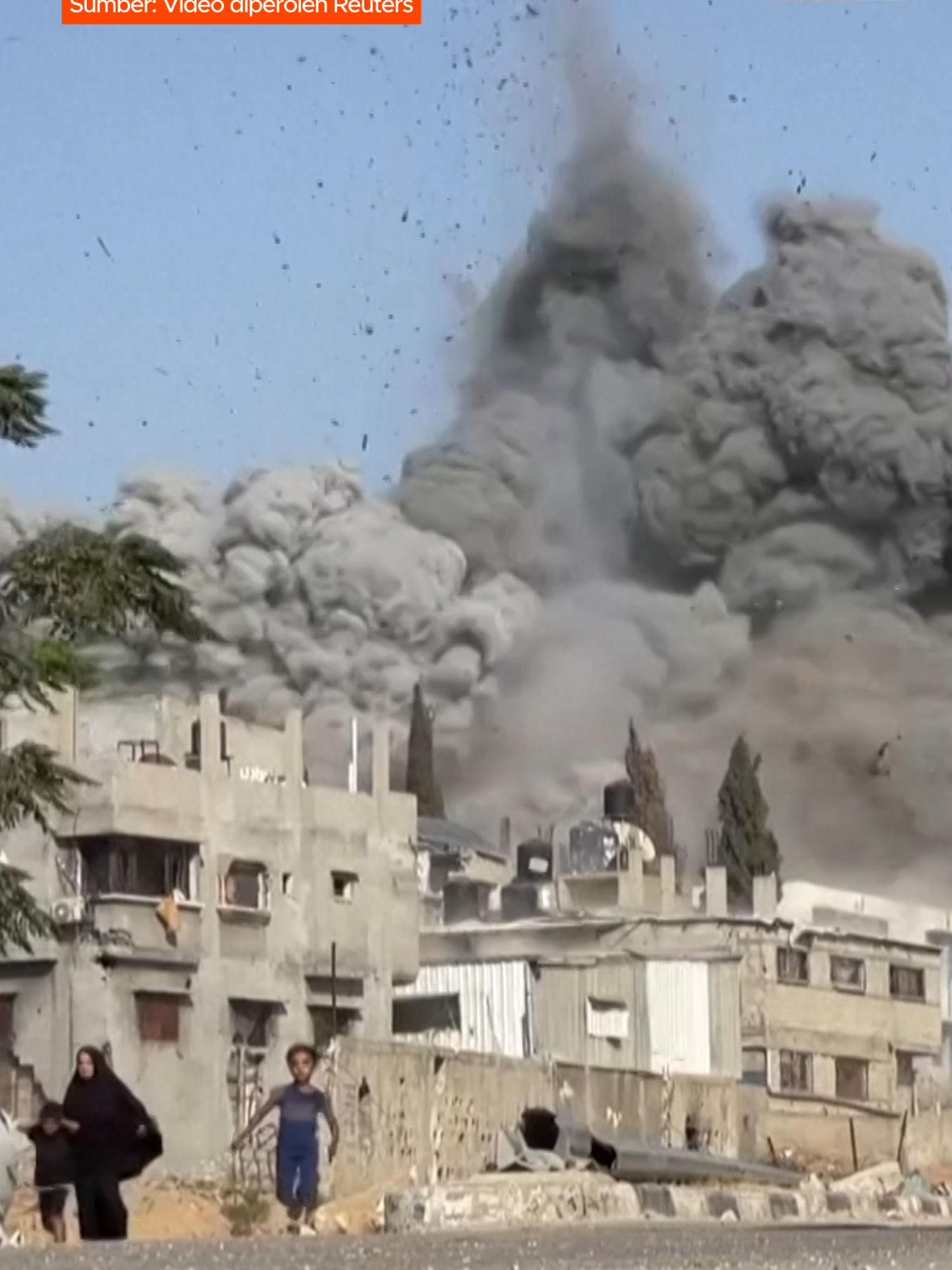 Video yang diperoleh oleh Reuters menunjukkan detik letupan di sebuah sekolah yang menempatkan rakyat Palestin yang kehilangan tempat tinggal di kem Bureij, Gaza pada Khamis. Menurut kementerian kesihatan Gaza, Israel telah menyerang sekolah yang menjadi tempat perlindungan dalam satu serangan pada waktu malam, yang mengorbankan beberapa orang, sebelum menyerangnya sekali lagi beberapa jam kemudian. #AWANInews