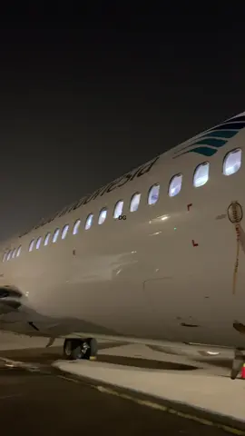 Night to the Morning #aviationdaily #transportation #trending #soettaairport #goodvibes #airportlife #indonesia #airportsoekarnohatta #aviation #fyp #fypシ゚viral #fypシ #garudaindonesia #boeing737800 