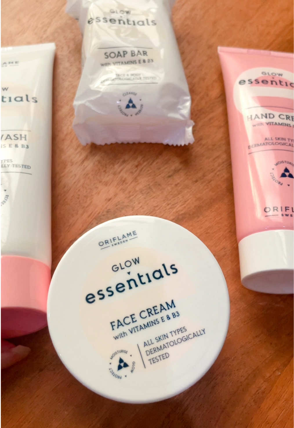 Oriflame Essential Glow Range for fairness and glow. For order contact my assistant 03134122789 or contact on insta @Director.Rabail #oriflame #pakistan #directorrabail #skincare #whitening #whiteningsoap #whiteningcream 
