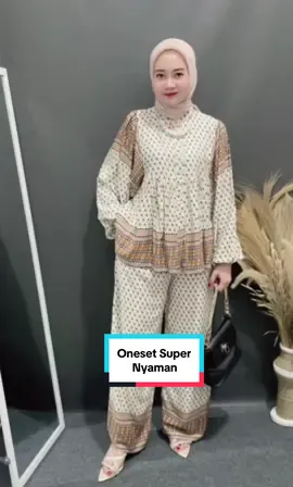 One Set yang super nyaman. Bahan Adeemmm, gk nerawang dipakai. Bener
