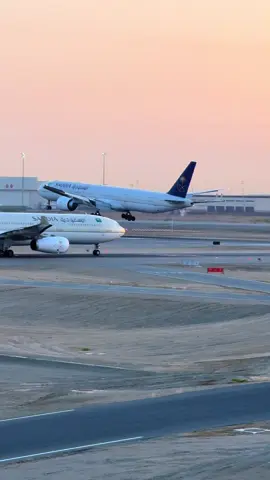 Jeddah international airport Saudi Arabia 🇸🇦 #foryoupage #fyp #foryou #saudiarabia #jeddahairport #Viral #fyppppppppppppppppppppppp #saudiairlines #landing #flightlanding #flightsport 