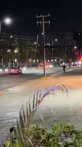 Brincando topes 🧐#volandotopes #topes #coches #bache #baches #coches #cancunmexico #cancun #moto #rodada #cochesdeportivos #ingenieria #motorcycle #calle #fyp #paratii #video #viraltiktok 