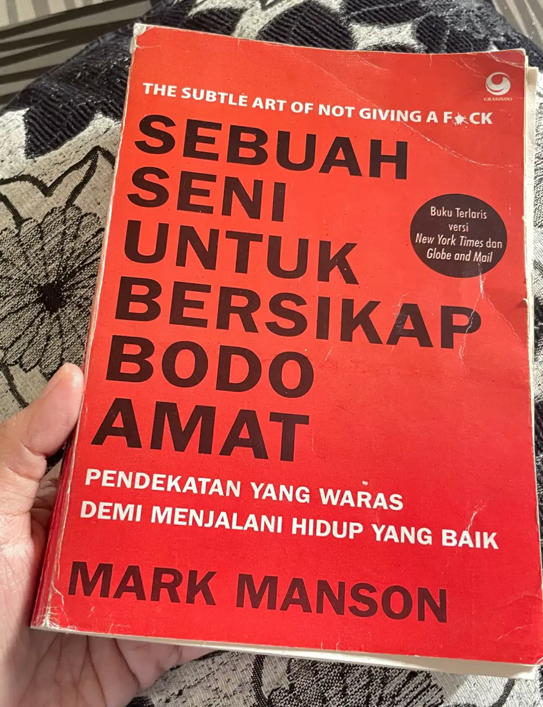 I finally finished reading this book ✅ Buku ini bukan tentang jadi cuek, tapi tentang memilih apa yang benar-benar layak diperjuangkan. Mark Manson ngajarin kita seni memilah rasa peduli—biar hidup nggak habis cuma buat nyenengin semua orang.
