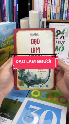 Đạo Làm Người – Cẩm nang sống khôn ngoan giữa dòng đời vạn biến! Sống ở đời, ai cũng muốn được kính trọng, thành công, bình an… nhưng mấy ai biết đạo làm người bắt đầu từ đâu? Cuốn sách “Đạo Làm Người” không giáo điều, không dạy đạo lý khô khan – mà là tinh hoa ứng xử, trí tuệ sống còn đọng lại từ hàng ngàn năm của người xưa. Bạn sẽ tìm thấy trong sách: 	•	Những nguyên tắc sống tử tế nhưng không dễ bị lợi dụng. 	•	Cách giữ đạo nghĩa trong đối nhân xử thế, từ gia đình đến công việc. 	•	Và đặc biệt, là cách giữ vững nhân cách giữa thời loạn giá trị. Nếu bạn đang loay hoay giữa cuộc sống thực dụng, lắm điều giả dối… thì đây là cuốn sách giúp bạn giữ tâm vững vàng, hành xử khôn ngoan, sống đúng – sống đủ – sống có giá trị. Sở hữu ngay “Đạo Làm Người” – Để không chỉ sống tốt mà còn sống được tôn trọng!#tiemsachbinhyen #sach #sachhay #BookTok #reading #daolamnguoi 