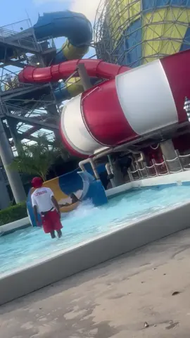 Ain’t no way we flipped over and I scraped my knee 😭😭😪  #rapidswaterpark #fyp 